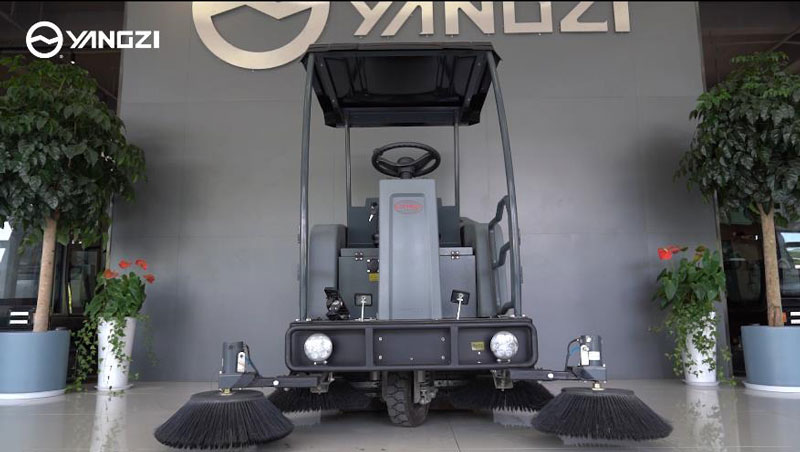 駕駛式掃地機–購買時應牢記的事項 駕駛式掃地機–購買時應牢記的事項