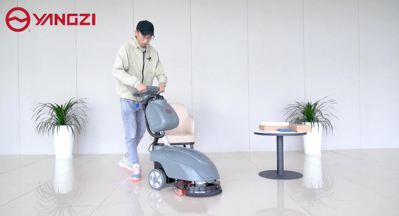 如何使用地板洗地機(jī) 如何使用地板洗地機(jī)