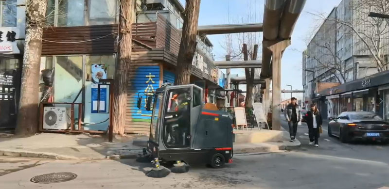 有駕駛掃地機(jī)小區(qū)保潔不再難 有駕駛掃地機(jī)小區(qū)保潔不再難