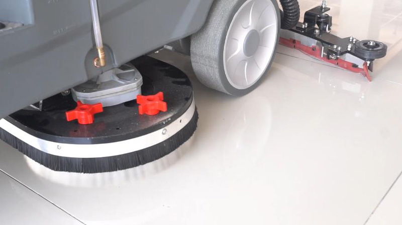 為什么選擇駕駛式洗地機或掃地機？卓越、經濟高效的清潔