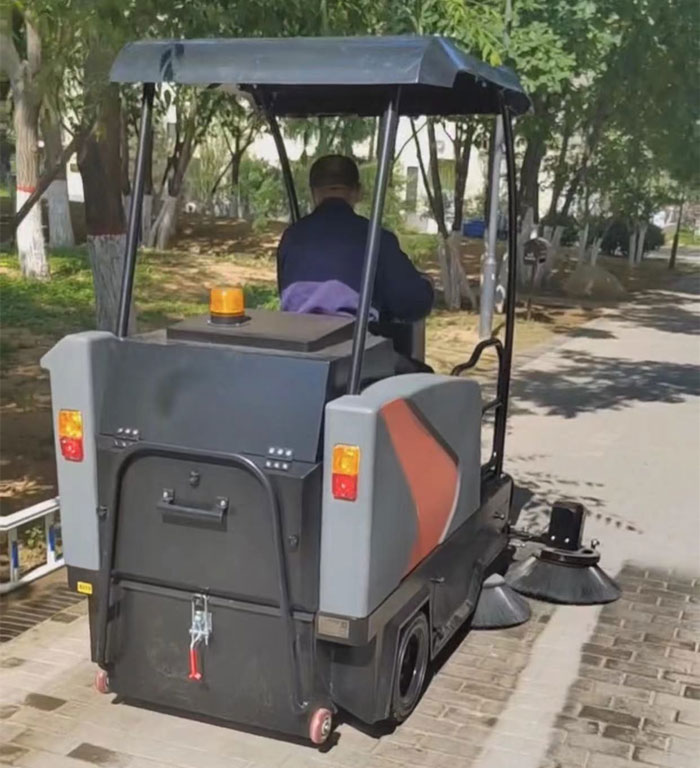 萬科物業再次聯系揚子采購半封閉揚子S8駕駛式掃地機 萬科物業再次聯系揚子采購半封閉揚子S8駕駛式掃地機