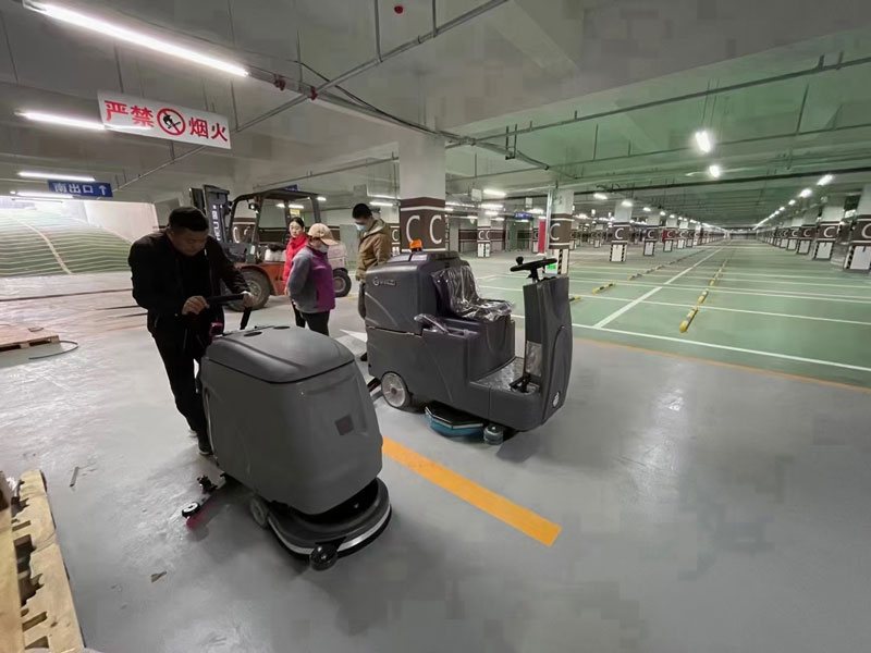 采用電池式全自動洗地機(jī),易于清潔消毒,節(jié)省時(shí)間和人工成本! 采用電池式全自動洗地機(jī),易于清潔消毒,節(jié)省時(shí)間和人工成本!