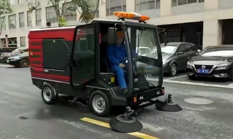 全封閉駕駛室電動戶外清潔機(jī) 駕駛式掃路車 全封閉駕駛室電動戶外清潔機(jī) 駕駛式掃路車