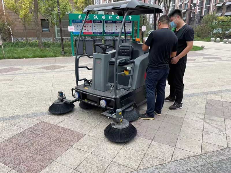 小型電動掃地機在企業(yè)和工廠使用中需要注意什么 小型電動掃地機在企業(yè)和工廠使用中需要注意什么