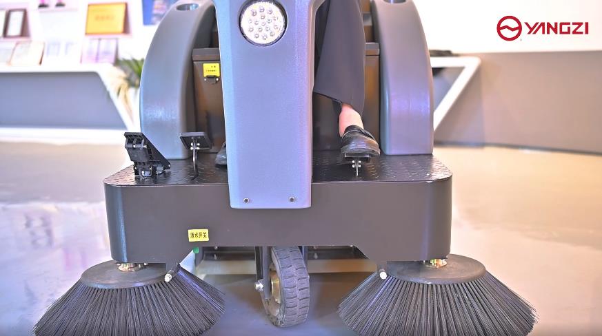 座駕小型駕駛式電動(dòng)掃地車(chē) 座駕小型駕駛式電動(dòng)掃地車(chē)