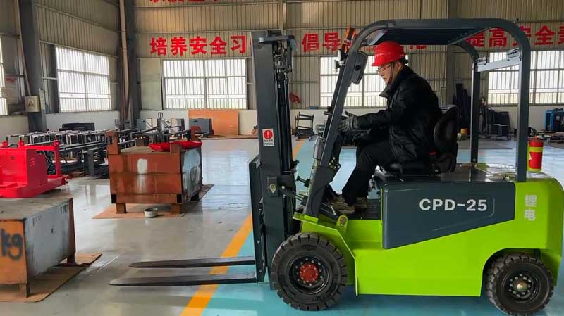 揭穿電動叉車神話！