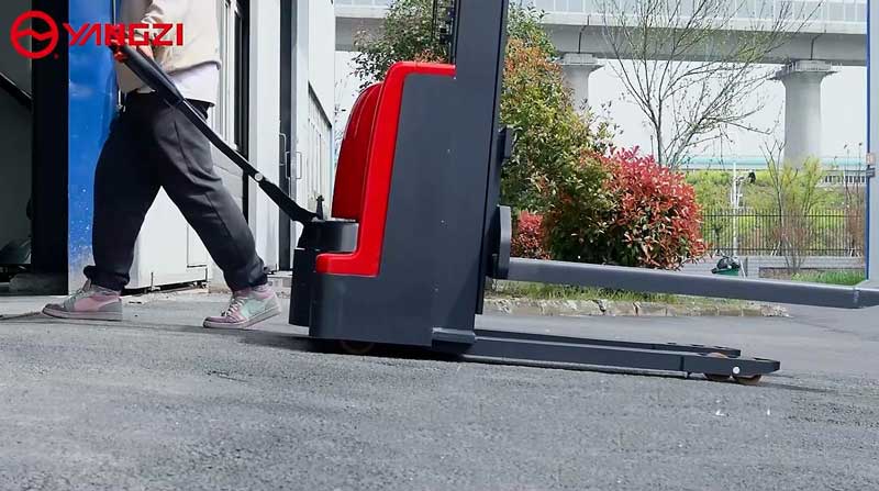 何時使用叉車與托盤搬運車 何時使用叉車與托盤搬運車