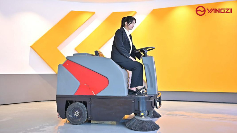 小型掃地車讓我們更加快捷的完成工作！
